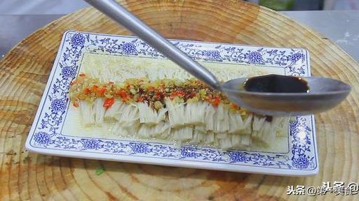 金针菇怎么做成凉菜？大厨简单操作，特别下酒，几下就能做好