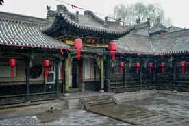 故事：他从河边捡到个女婴，发善心抱回家养，没想这事成悲剧开端图片
