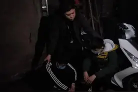 荒谬！两少年在广西街头对行人猛喷“辣椒水”，面对审讯还在笑图片