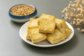 煎豆腐直接下锅，豆腐就毁了，掌握这4个技巧，豆腐不碎不粘锅图片