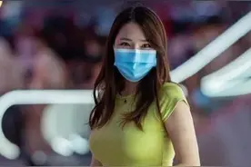 街拍：胖女孩穿着合适的裙子，身材很美图片