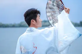 能不能假装你是不得不离开我，这样至少我心里会好受一点图片