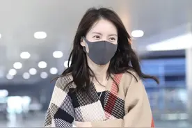 晨姐卡其色开叉半身裙，披个毛毯就出来了图片