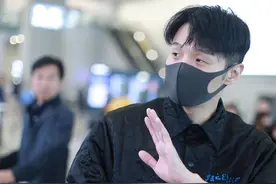 新晋人夫李荣浩黑色look显挺拔身姿，聚光小眼睛电力十足图片