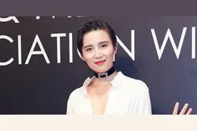 39岁宋佳很大胆！穿白衬衣故意解开3个扣子，露出黑色内搭真诱人图片
