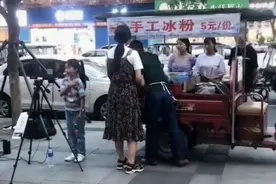 四川男子和9岁女儿卖冰粉还债：曾是千万富翁，破产后被妻子抛弃图片