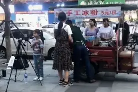 四川男子和9岁女儿卖冰粉还债：曾是千万富翁，破产后被妻子抛弃图片