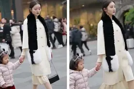 高颜值辣妈携女儿逛街，穿搭太过吸睛，网友感叹：明星也不过如此图片