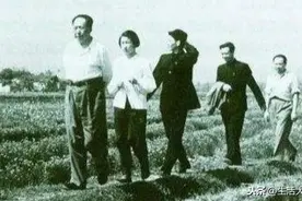 60年前毛主席进田野蹲地头，与农民唠嗑的暖心画面瞬间心被融化图片