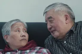 因为这种病，她从温柔少女变暴躁奶奶，老公形影不离照顾10年图片