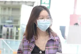 高露现身机场，薰衣草色衬衫式上衣搭配蕾丝边内搭，性感迷人图片