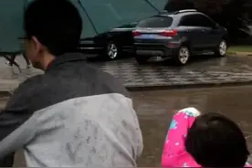 奶爸下雨天骑车送娃上学走红，淋不淋雨无所谓，主要这是个亲爹图片