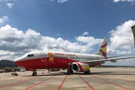 飞机降落停稳后为何不马上开舱门让旅客下飞机？这里你能得到解答图片