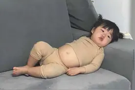 韩国3岁奶娃靠小肚子走红，萝莉身住着大叔魂，还被妈妈穿成紫薯图片