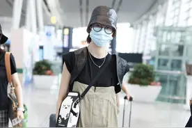 郁可唯背带裤穿出气场来，背包是奶盒型特别醒目图片