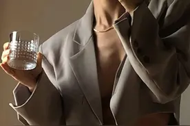 想做最时髦打工人？不妨学Lisa把西装剪短图片