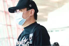 沈腾低调现身机场，每个动作都是笑点，黑色的上衣显瘦了图片