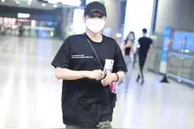 李维嘉这搭配太可惜，工装裤上身粗犷有型，但T恤宽长人显矮不少图片