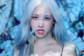 BLACKPINK朴彩英，回归蓝发造型，又一神仙发色图片