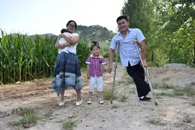 1个残障小伙用手行走，却娶来1位漂亮姑娘，看他有啥本事图片