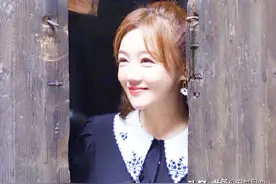 薛佳凝独自游宣城真时髦，穿娃娃衫刺绣裙，坐小木船美成邻家小妹图片