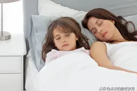 4岁的宝宝，非要摸着妈妈的乳房入睡？千万不要矫枉过正啊图片