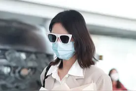 张予曦身穿灰色西装套装现身机场，配上尖头白色高跟鞋超迷人图片