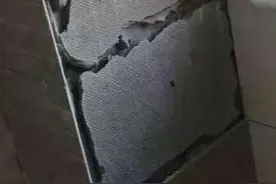 厨房墙面是地砖上墙，现在烟道瓷砖脱落是何原因？又如何解决？图片