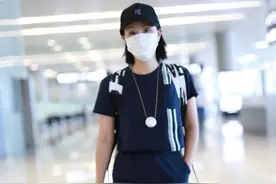 小陶虹单手插口袋走路很随性，这是要再次复出吗？图片