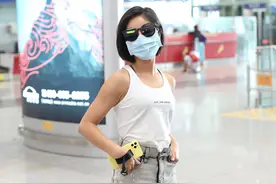 “校园女神”赵奕欢，穿白色小背心搭高腰短裤，凹凸身材挡不住图片