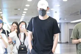 邓伦黑色T恤+短裤+白色棒球帽低调随意图片