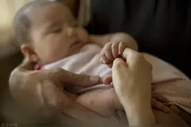 丈夫不育，我选择丁克陪伴，二十年后，他却和别的女人生了孩子图片