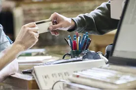 领导吃饭，我垫了一千元，现在他装糊涂：职场人，还是脸皮厚点好图片