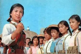 孟良崮战役部队无桥渡河，32名妇女用身体架桥，落下终身残疾图片