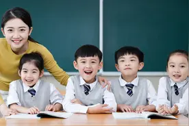 女老师在光天化日、在学生的围观之下被撕扯内衣，心中悲愤至极图片