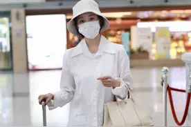 独家街拍：李纯打扮清纯现身机场，白色衬衣搭配牛仔五分裤图片