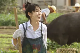 刘若英去种菜都穿得这么洋气，白衬衫配牛仔背带裤，年轻至少20岁图片