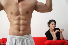 你的对手在看书，隔壁老王在练腰图片