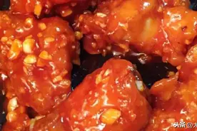 韩式炸鸡色泽诱人，甜辣的酱料加上酥脆的外皮，简直是追韩剧必备图片