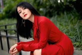 41岁高圆圆穿红裙惊艳亮相！戴拼接耳环很个性，鞋子却意外老气图片