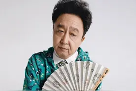 你大爷不愧是你大爷！于谦一头卷发配撞色卫衣，手持折扇太时髦图片