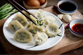 煮饺子时，只放清水是不够的，记得多放2种料，饺子更鲜嫩不破皮图片