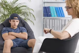 养育中最伤人的一把刀，不是批评打骂，而是父母经常说的一句话图片