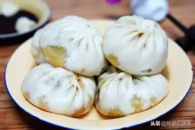 今天蒸了一大锅包子，皮薄馅儿大还有点透明，咬一口直流汁真叫香图片