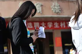 公务员=钱多+事少？小镇公务员心酸日常，看完还羡慕公务员吗？图片