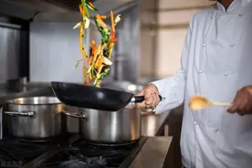 做一个“没修养”的厨子，炒菜更香图片