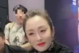 52岁张敏现身网红直播间，妆容惨白显疲惫，网友：女神老了图片
