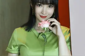 柳岩性感写真，一袭绿裙优雅出镜，轻嗅玫瑰别样风情图片