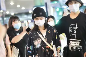 高考后张子枫现身机场，花式衬衫搭配休闲裤，头戴针织帽不怕热图片