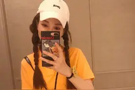 吴昕扮嫩成功！穿橙色T恤搭配黑色短裤，清新少女风时髦又甜美图片